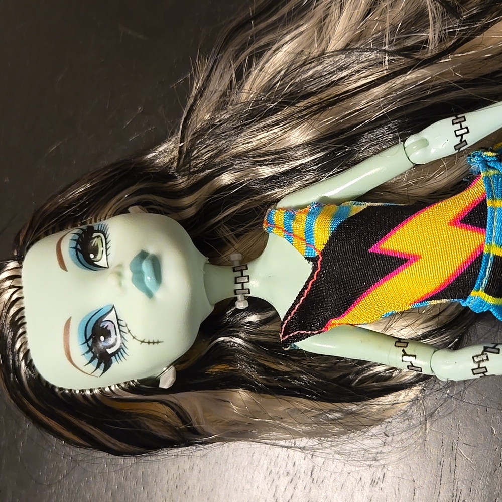 Monster High Gloom Beach Frankie Stein Doll - Picture 3 of 9